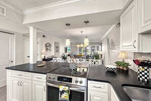 Kylskåp, mikrovågsugn, ugn och spishäll