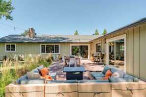 Outdoor dining - Spacious 4BR Home w/ Private Gym + Backyard Dining (Reno)