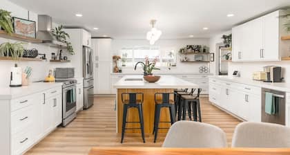 Modern Comfort  Spacious Family Retreat with Gym