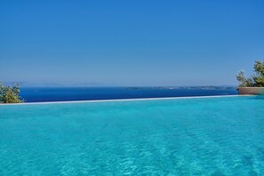 Outdoor pool - Villa Kallisti - Sea View & Private Pool (Corfu)
