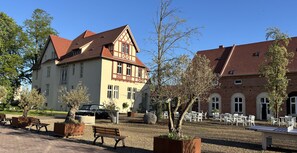 Outdoor dining - Cozy 3-storey apartment in a rural idyll (Leps)