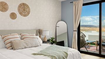 Tabla de planchar con plancha, cuna de viaje, wifi y ropa de cama