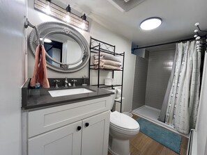 Douche, s èche-cheveux, serviettes fournies, savon