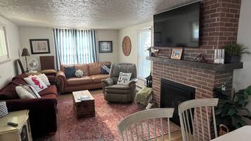 Smart TV, lareira, livros