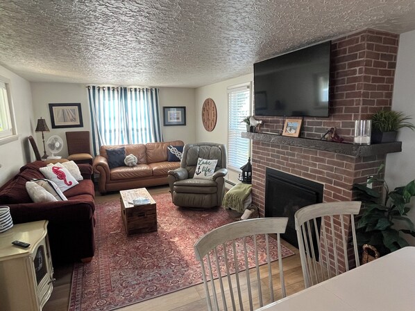 TV connectée, cheminée, livres