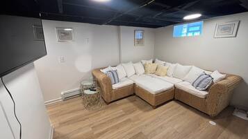 Smart TV, lareira, livros