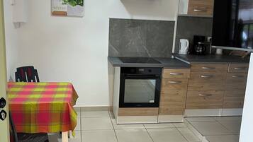 Elite Penthouse | Private kitchen | Full-size fridge, oven, stovetop, toaster