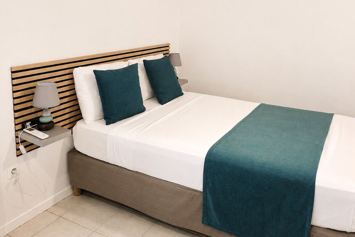 Deluxe Apartment | Soundproofing, iron/ironing board (on request), WiFi (free)