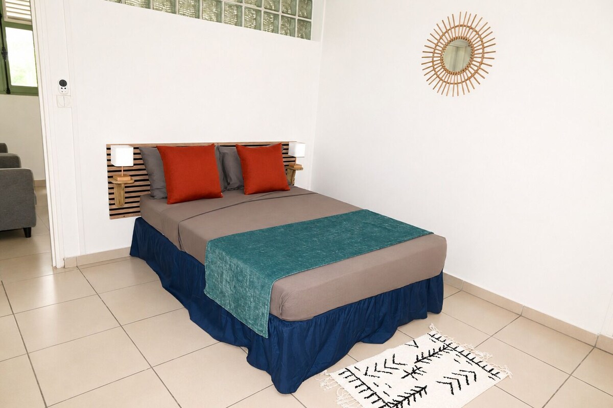 Deluxe Apartment | Soundproofing, iron/ironing board (on request), WiFi (free)