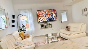 Smart TV, offices - Luxury 3BR w King & Queen Beds, Patio, Playground, Uptown CLT, Home w Office (Charlotte)