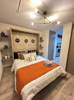 1 bedroom, iron/ironing board, internet, bed sheets