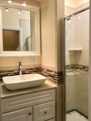 Dusche, Haartrockner, Handtücher, Seife