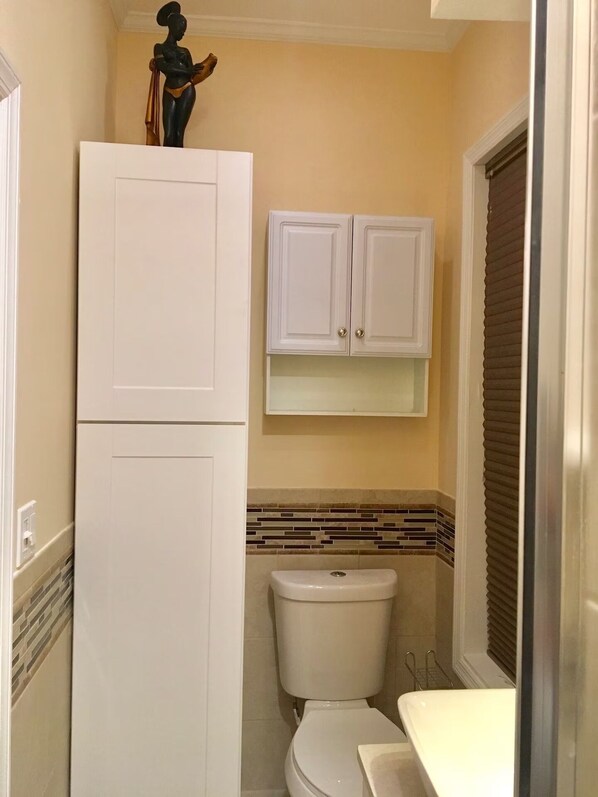 Doccia, asciugacapelli, asciugamani, sapone