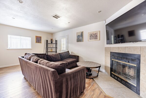 TV, fireplace