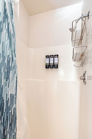 Dusche, Handtücher, Toilettenpapier