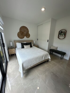 5 habitaciones, tabla de planchar con plancha, wifi y ropa de cama