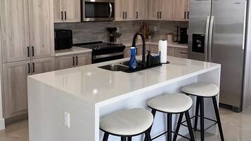 Een magnetron, een oven, een kookplaat, een vaatwasser