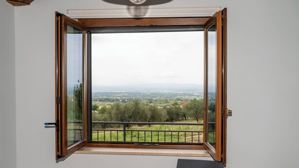 A room with a large open window, a table, and chairs. - Panoramic balcony and breathtaking views, a stone's throw from Lake Bolsena (Montefiascone)