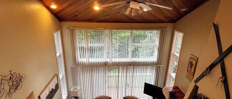 Smart TV, chimenea y futbolito