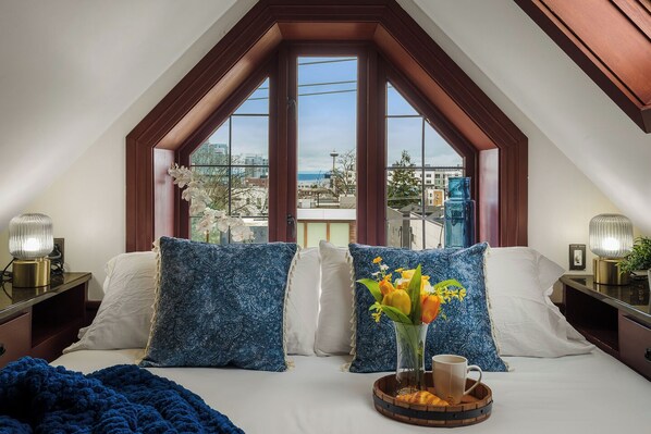 3 bedrooms, iron/ironing board, WiFi, bed sheets - 95/100 Walk Score! ~ Space Needle View ~Workout Rm (Seattle)