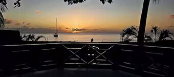 Bagga Beach Cottage - Steps to Beach; Ocean & Mountain Views; AC; WiFi; 2BR