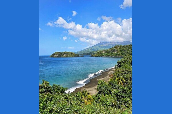 En la playa, sillas reclinables de playa, toallas de playa