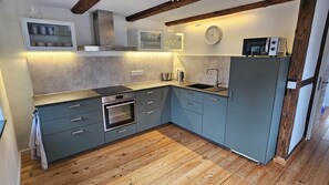Kühlschrank, Mikrowelle, Herdplatte, Geschirrspüler