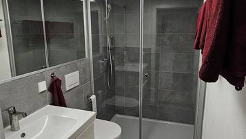 Dusche, kostenlose Toilettenartikel, Haartrockner, Handtücher