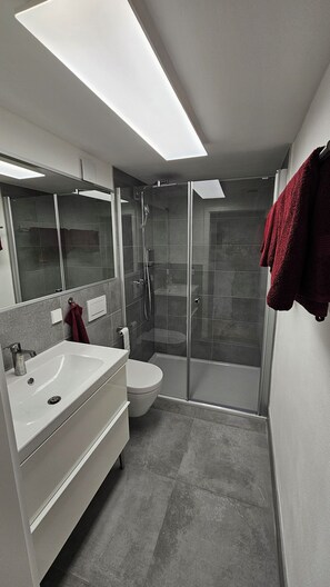 Bruser, gratis toiletartikler, hårtørrer, håndklæder