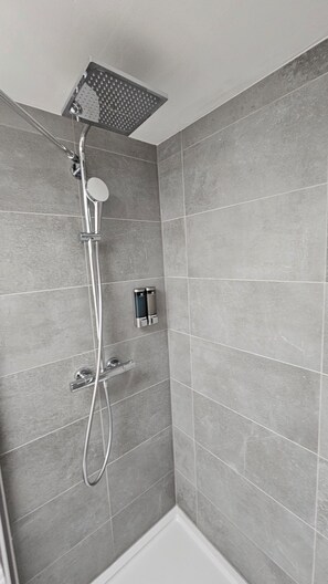Shower, free toiletries, hair dryer, towels - Friedrich's Little House (Bannewitz)
