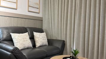 Comfort Studio, City View | Living area