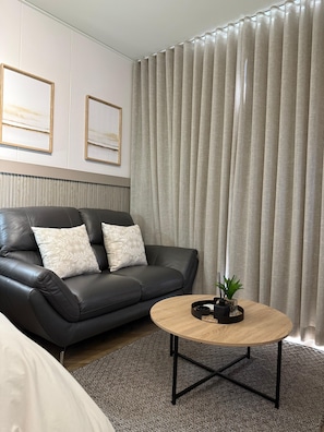 Comfort Studio, City View | Living area