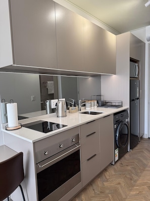 Comfort Studio, City View | Private kitchen