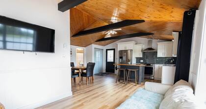 Randyer Riverside Getaway -Local to all ammenities