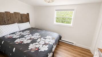 2 bedrooms, desk, WiFi (free), bed sheets