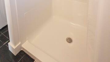 Doccia, asciugacapelli, asciugamani, sapone
