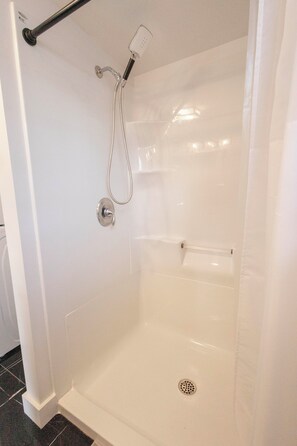 Een douche, een haardroger, handdoeken, zeep
