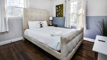 3 bedrooms, iron/ironing board, internet, bed sheets
