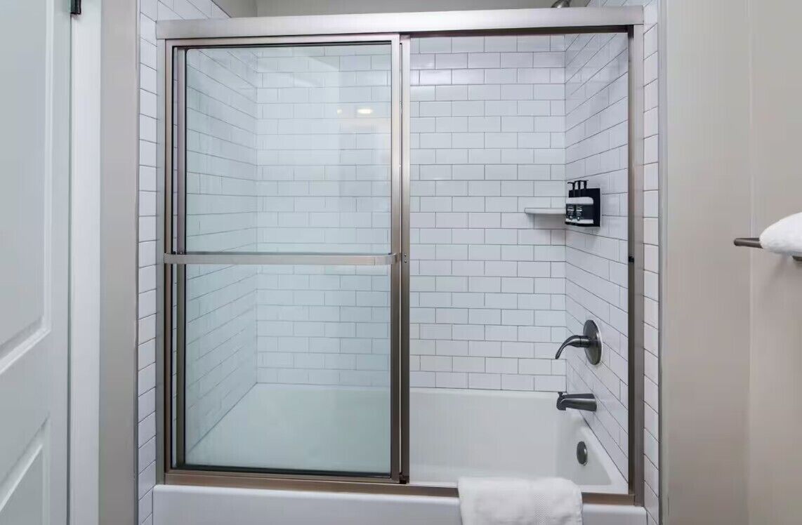 Douche, serviettes fournies, savon, papier toilette