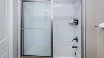 Douche, serviettes fournies, savon, papier toilette