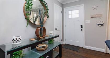 Cozy 3BR House with Private Backyard and Easy Access to Uptown Charlotte