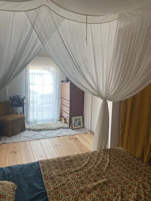 1 bedroom, bed sheets