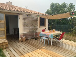 Outdoor dining - Comfortable tiny house with kitchen and summer bathroom by the sea (Brem-sur-Mer)