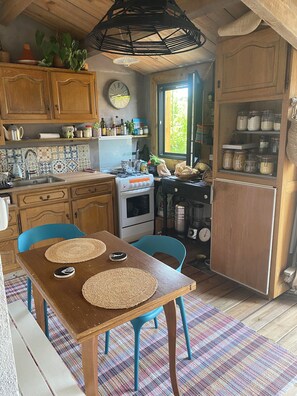 Fridge, oven, stovetop, coffee/tea maker - Comfortable tiny house with kitchen and summer bathroom by the sea (Brem-sur-Mer)