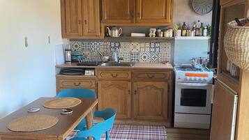 Réfrigérateur, four, plaque de cuisson, cafetiÚre/bouilloire