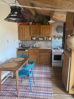 Fridge, oven, stovetop, coffee/tea maker