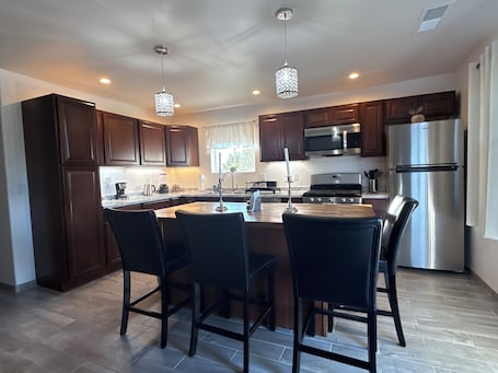Microwave, oven, stovetop, dishwasher. CASITA DEL RANCHO LAS ISABELES