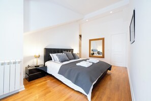 4 bedrooms, iron/ironing board, WiFi, bed sheets