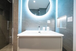 Ducha, bañera de hidromasaje, toallas y jabón