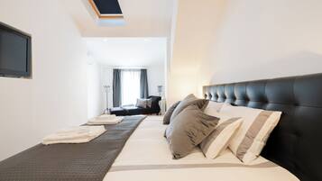 4 bedrooms, iron/ironing board, WiFi, bed sheets